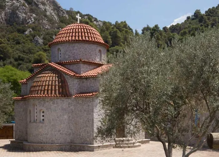 Epidavros Villas - Elia Garden Retreat With Shared Pool